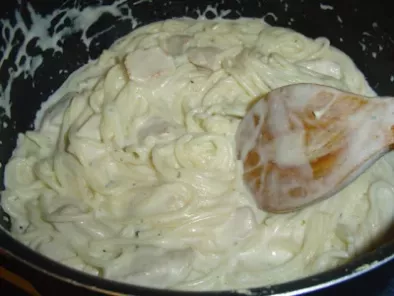 Spaghete cu sos alb si de pui - Petitchef