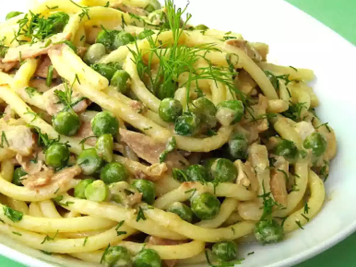 Spaghete cu sunca, mazare si sos de smantana