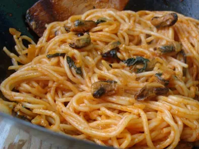 Spaghette cu midii si sos de rosii