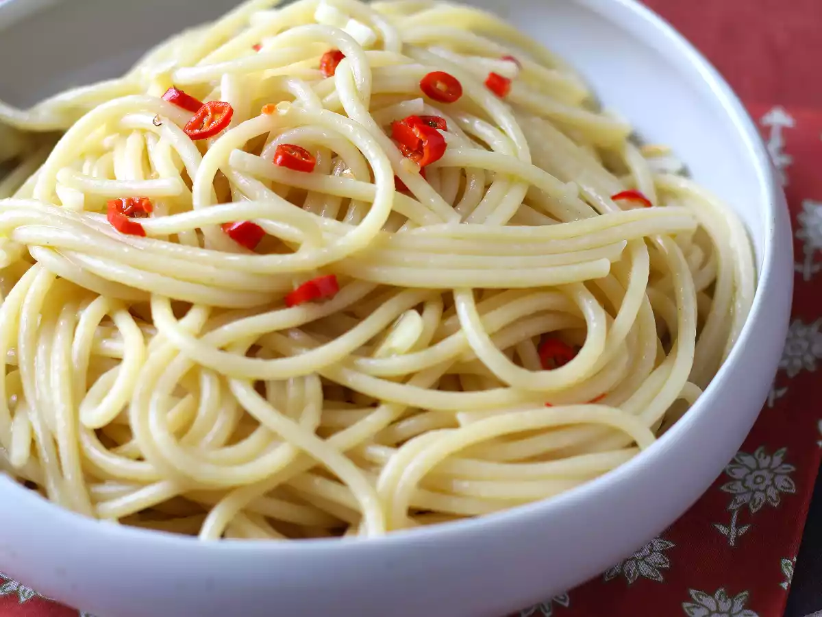 Spaghetti aglio, olio e peperoncino: mâncarea de ultim moment a tradiției italiene - poza 5
