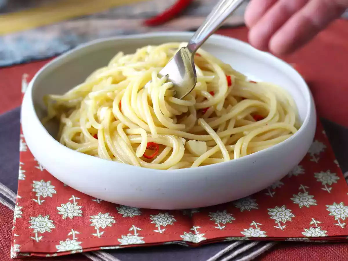 Spaghetti aglio, olio e peperoncino: mâncarea de ultim moment a tradiției italiene - poza 6