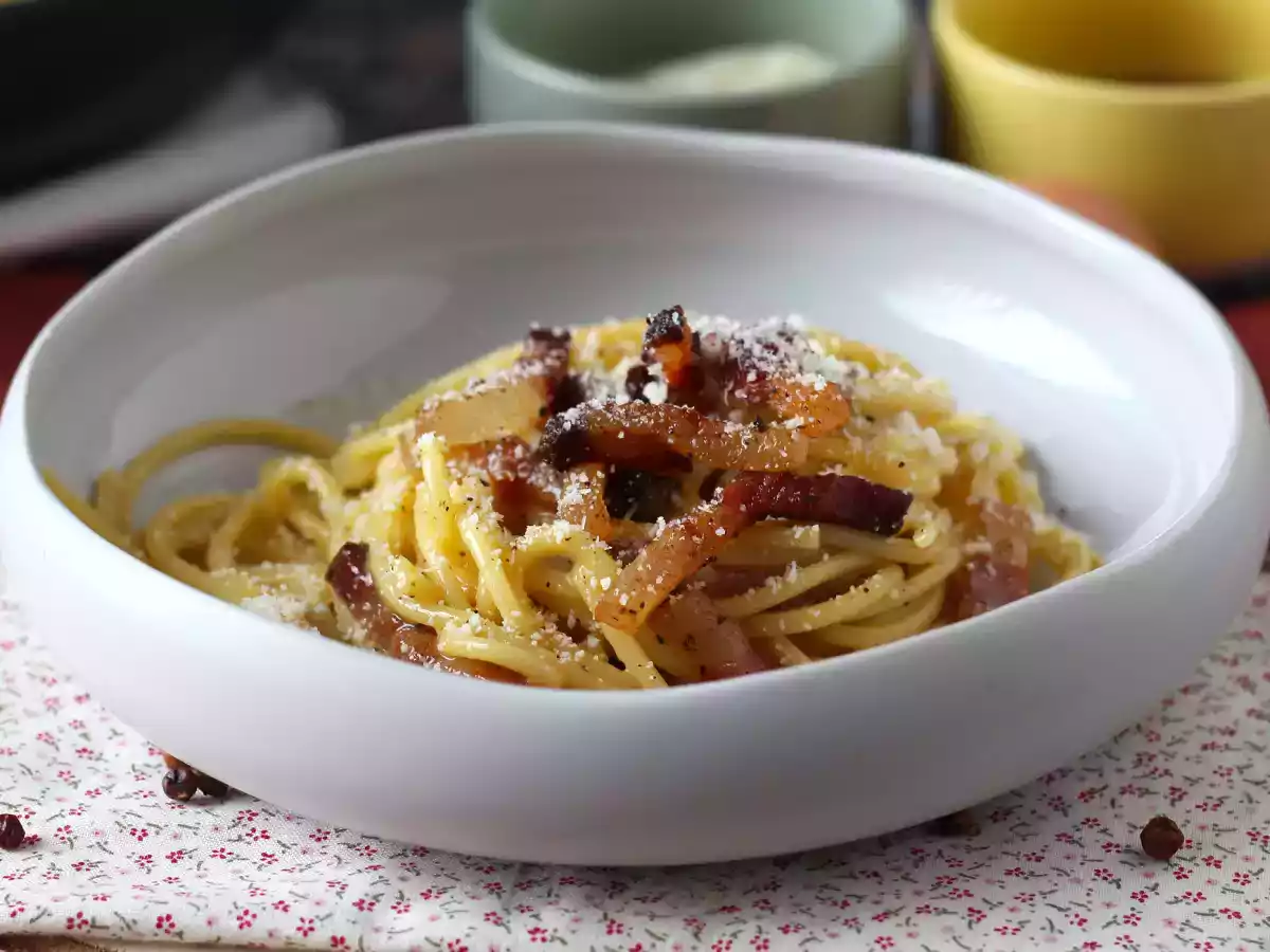 Spaghetti alla carbonara, rețeta cremoasă explicată pas cu pas