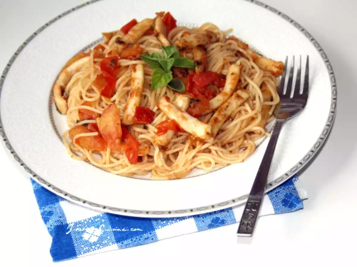 Spaghetti cu calamari si rosii