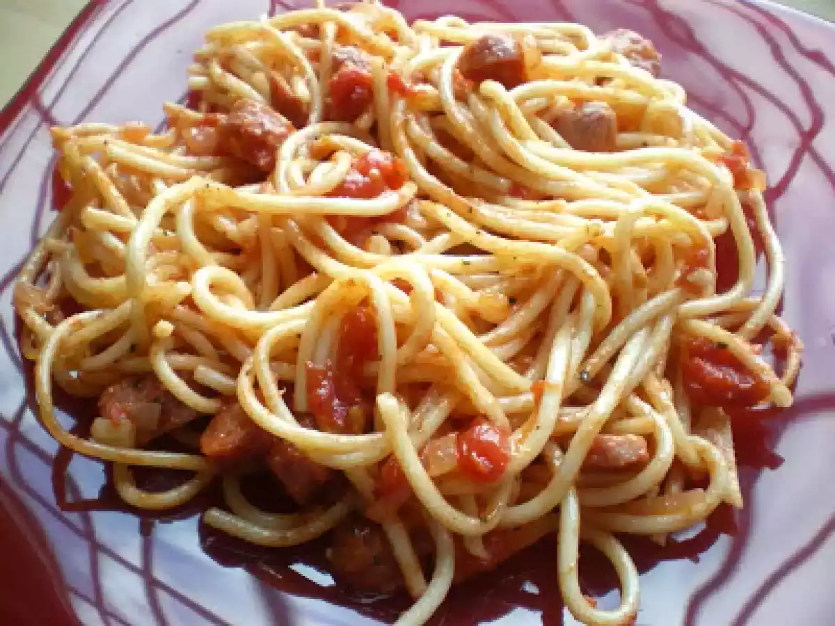 Spaghetti cu carnaciori si sos de rosii - poza 2