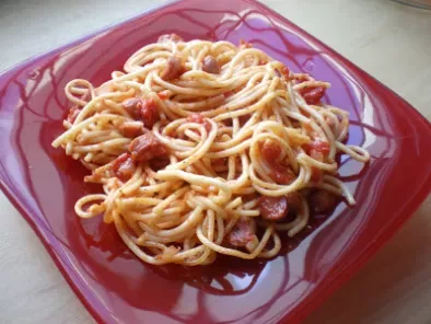 Spaghetti cu carnaciori si sos de rosii