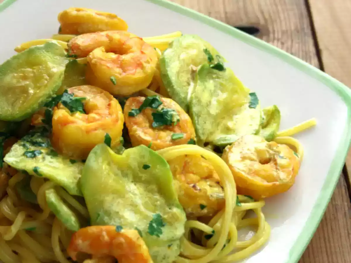 Spaghetti cu creveti, dovlecei si sofran