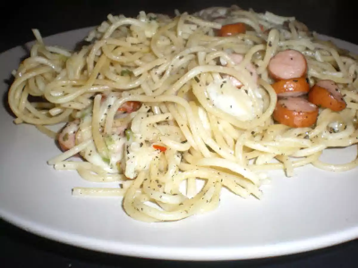 Spaghetti cu mozzarella si carnaciori