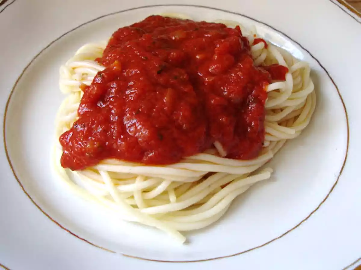 Spaghetti cu sos de rosii