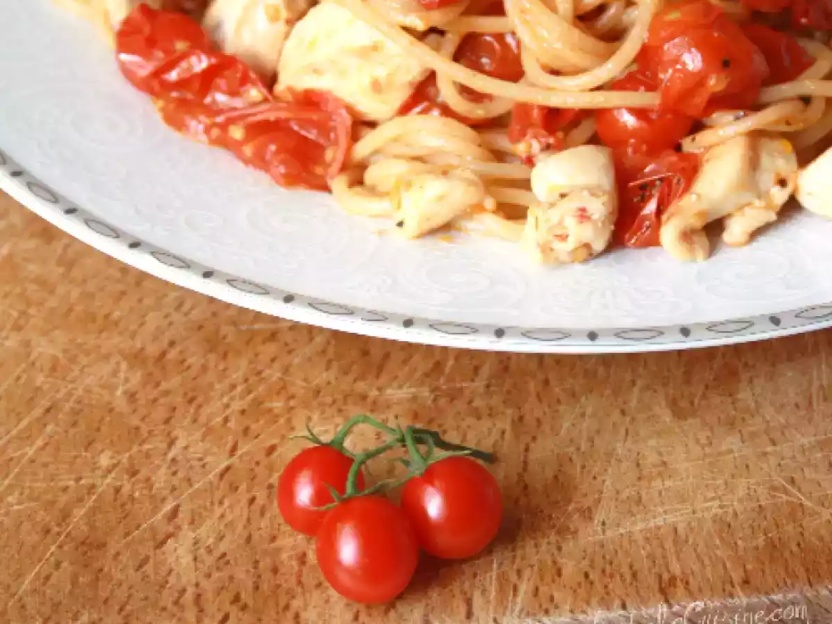 Spaghetti din cereale cu rosii cherry si pui