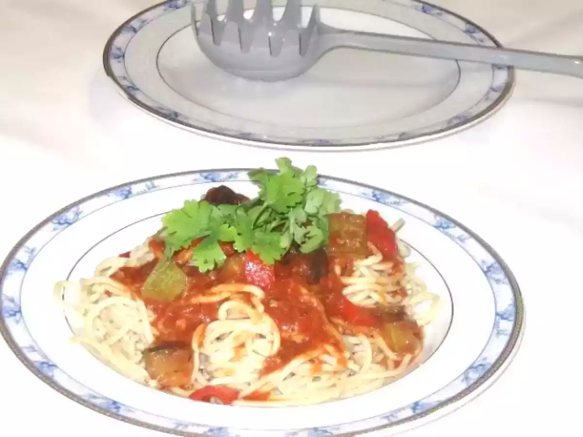 Spaghetti in sos de rosii cu vinete, dovlecei si ardei gras