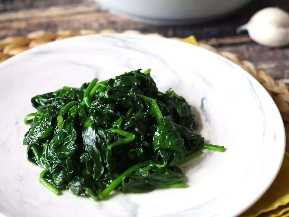 Spanac prăjit la tigaie, o garnitură gustoasă și ușoară - poza 3