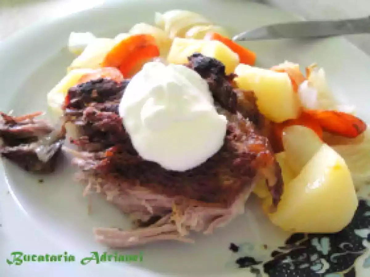 Spata de porc cu cartofi si morcovi