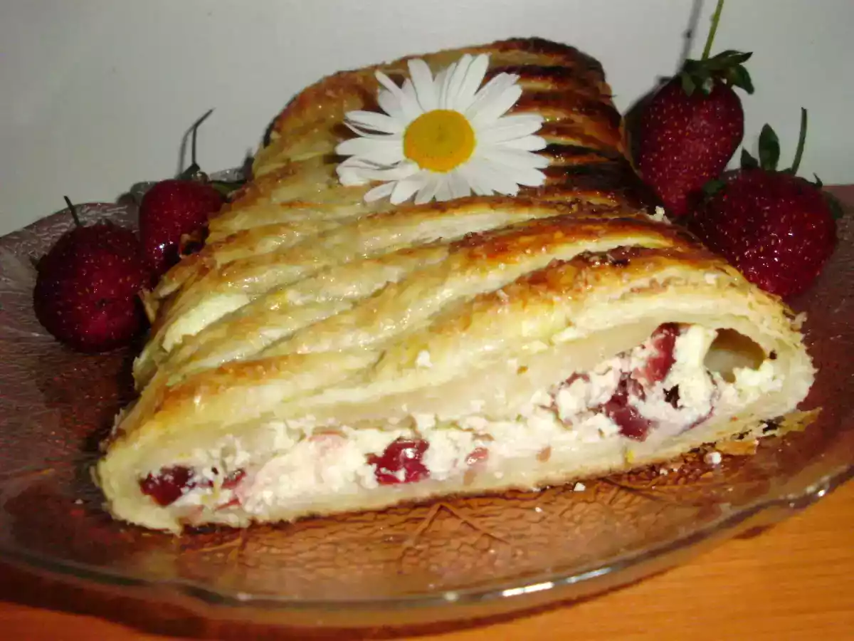 STRUDEL CU BRANZA DE VACI SI MERISOARE