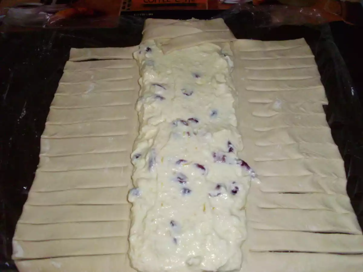 STRUDEL CU BRANZA DE VACI SI MERISOARE - poza 2