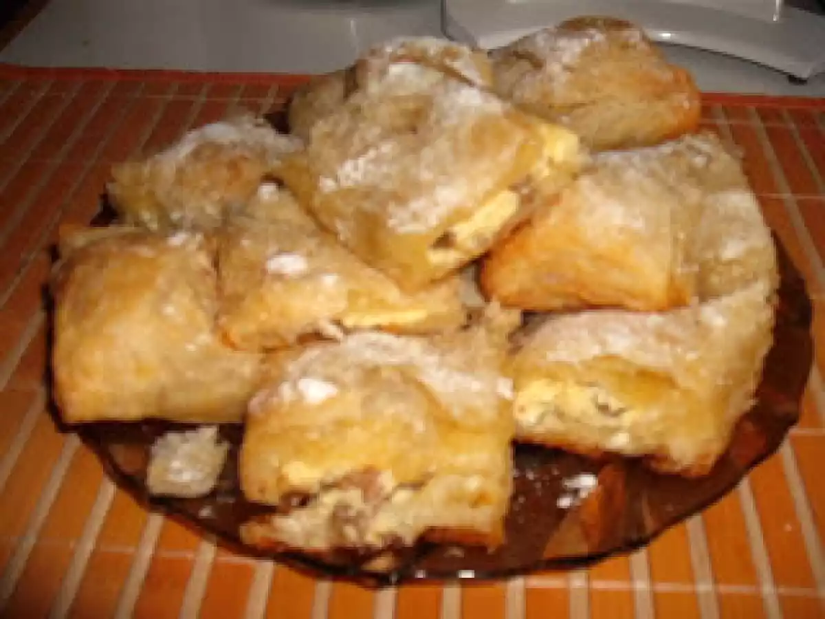 STRUDEL CU BRANZA DE VACI SI STAFIDE
