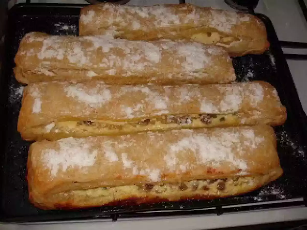 STRUDEL CU BRANZA DE VACI SI STAFIDE - poza 2