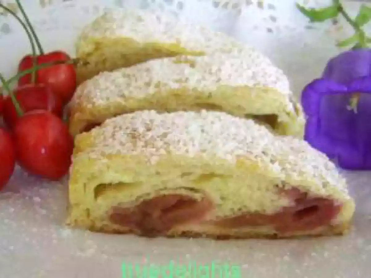 Strudel cu cirese sau visine