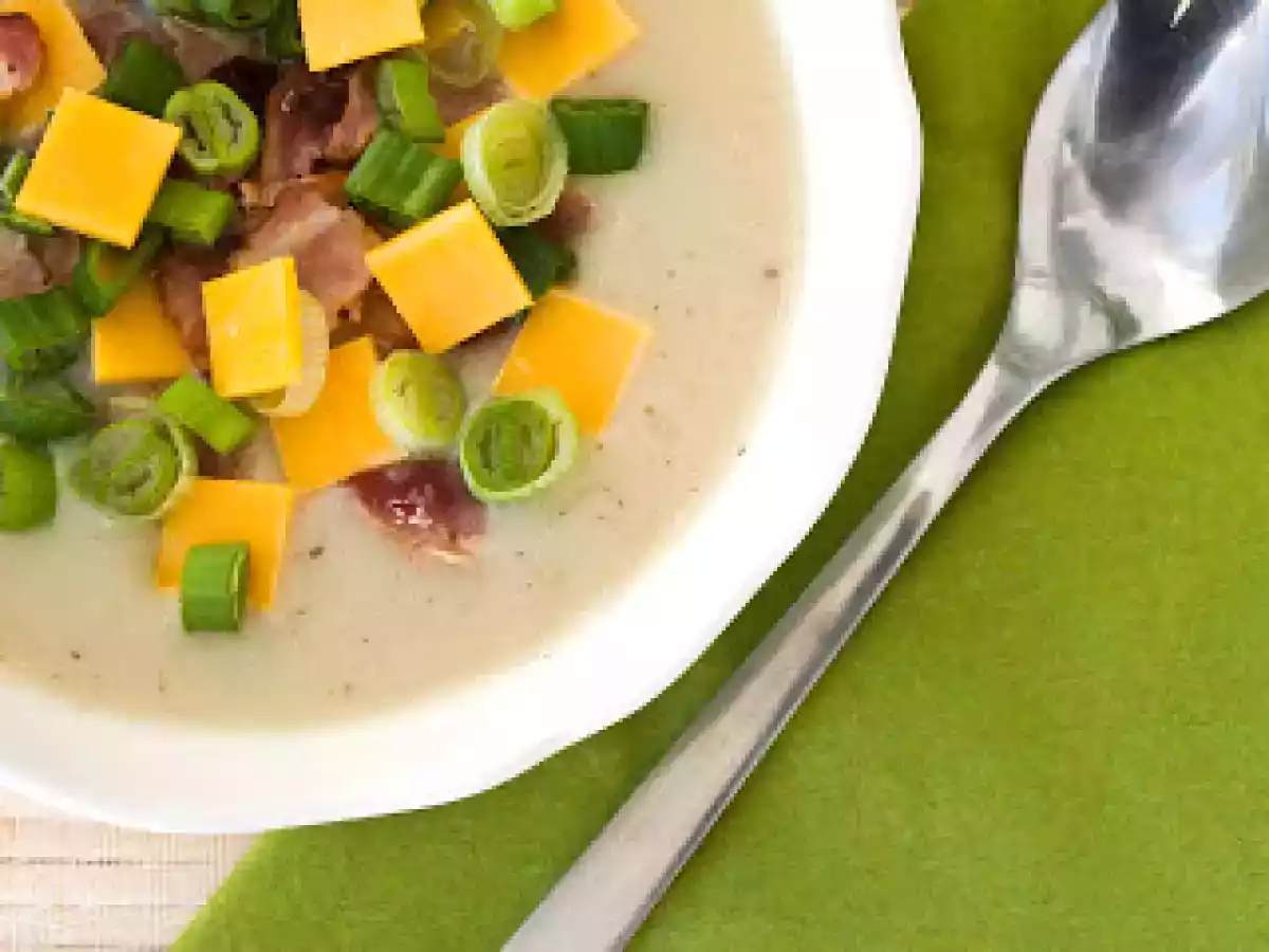 Supa de cartofi cu cheddar, bacon si ceapa