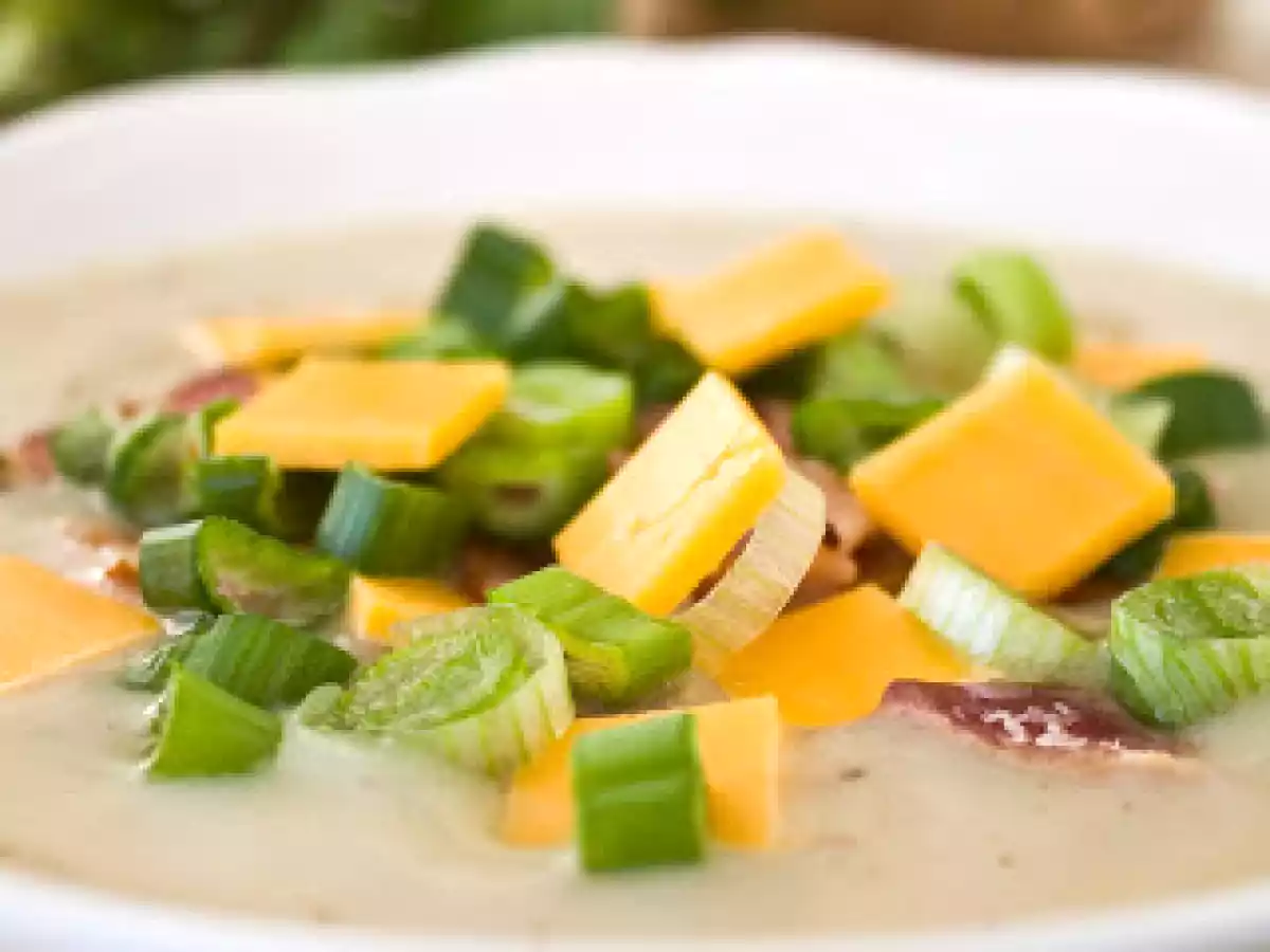 Supa de cartofi cu cheddar, bacon si ceapa - poza 2
