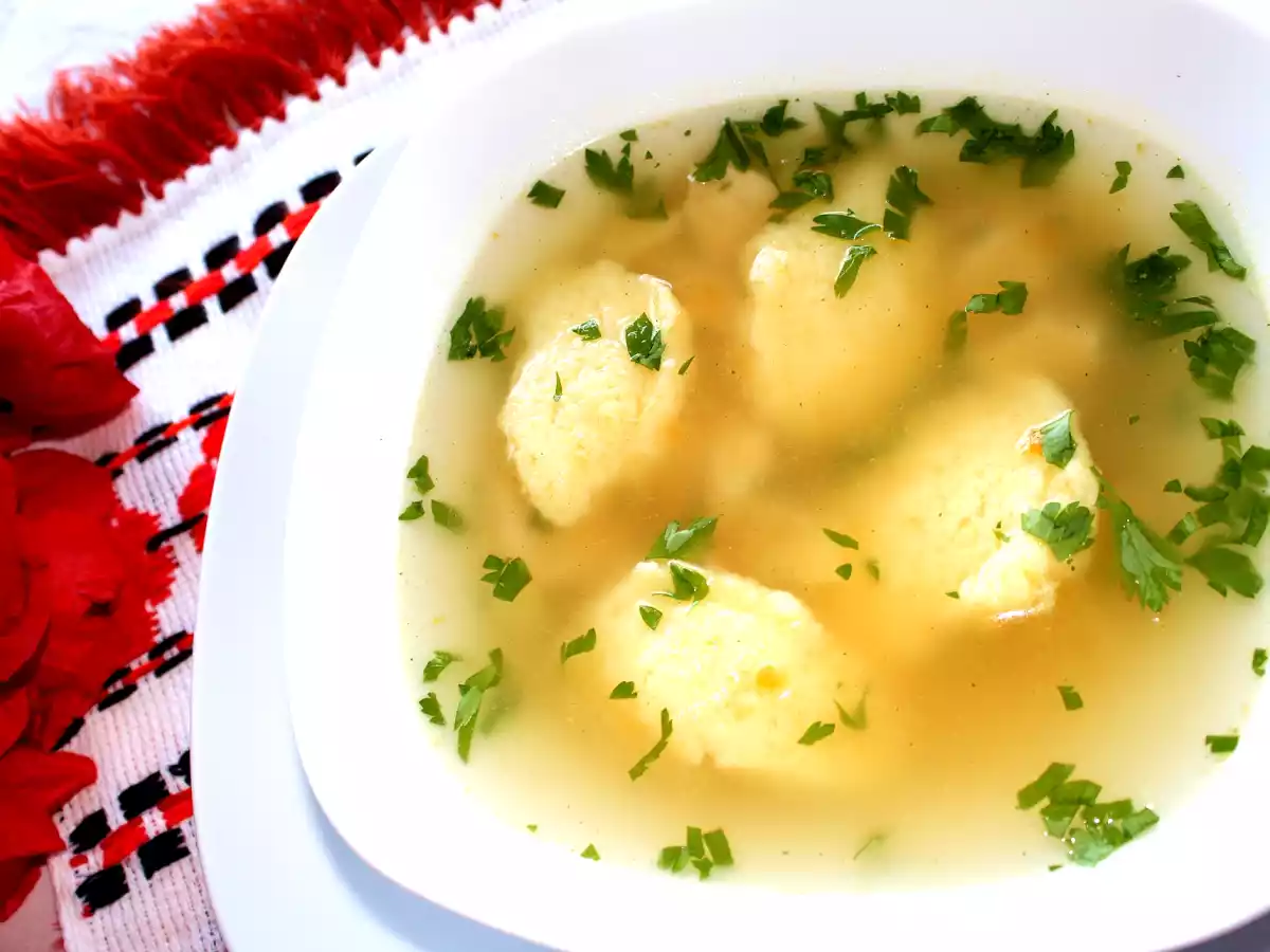 Supă de casă cu găluşte pufoase (reteta video)