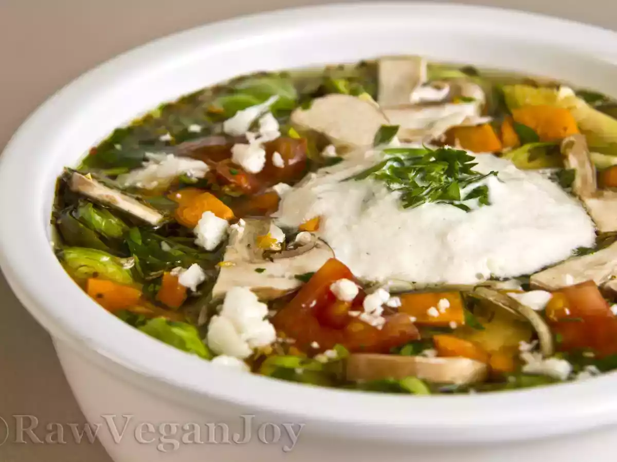 Supa de legume cu varza de Bruxelles si smantana din caju (raw vegan)