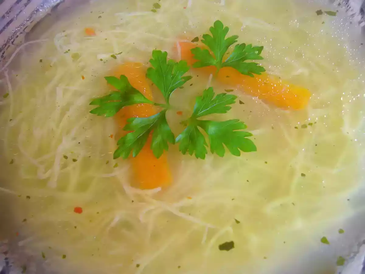 Supa de pui cu taitei de casa