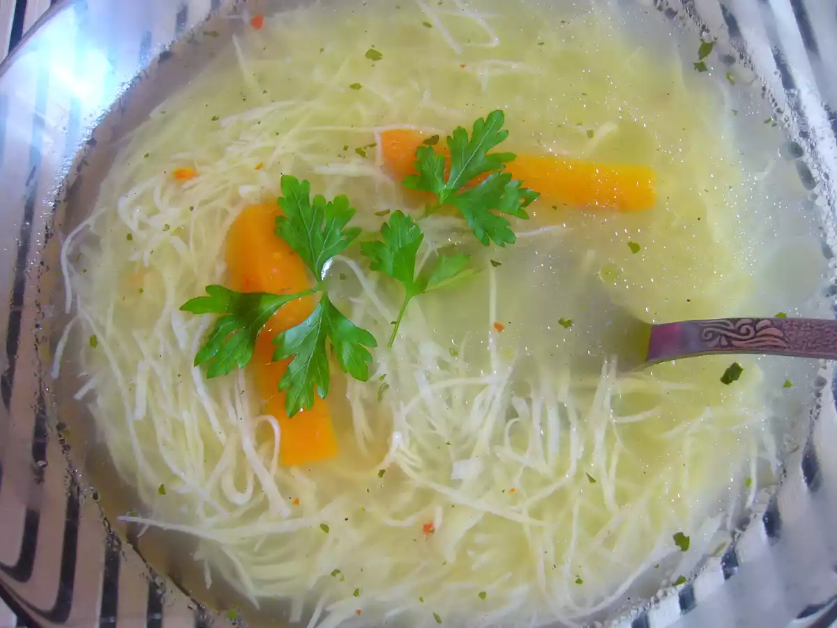 Supa de pui cu taitei de casa - poza 2