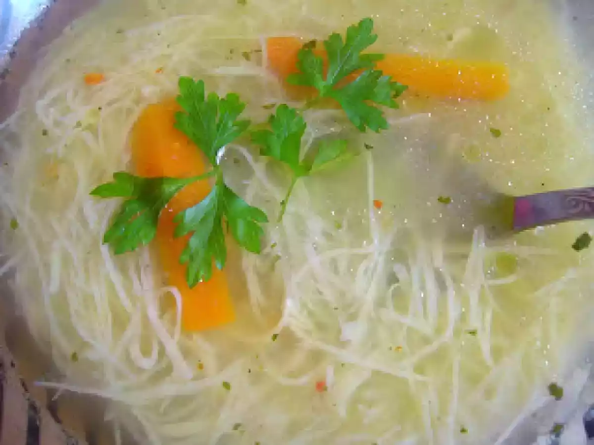 Supa de pui cu taitei de casa