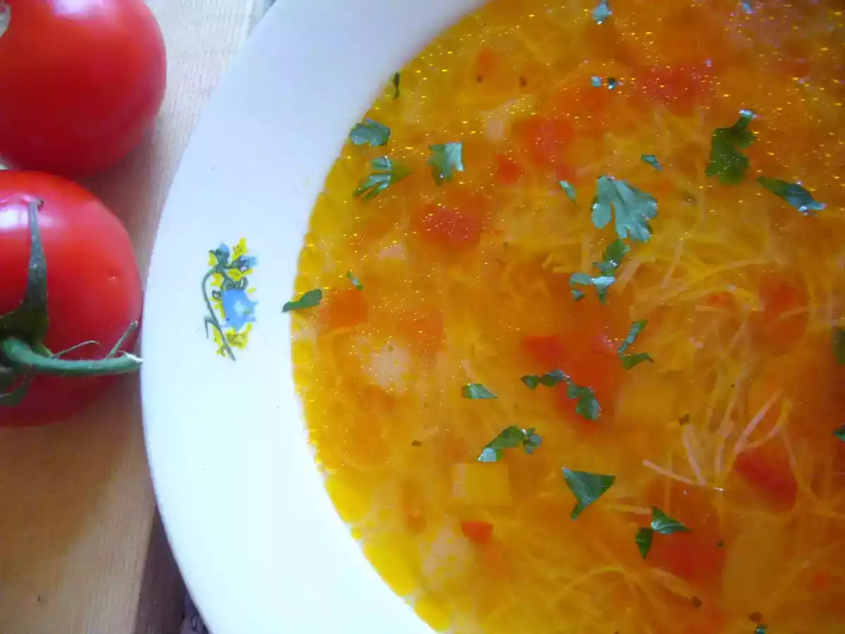 Supa de rosii cu taitei subtiri