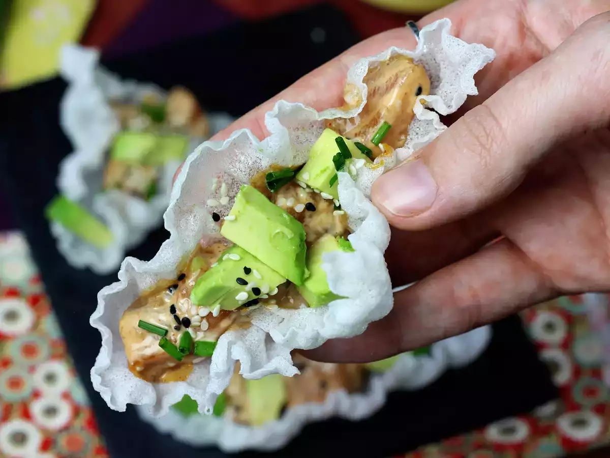 Tacos asiatic: tartar de somon în chipsuri de orez - poza 2