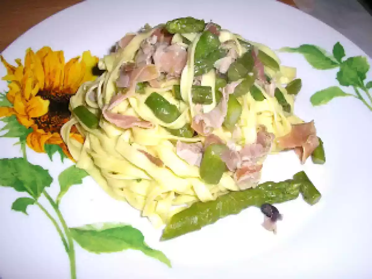 Tagliatele con asparagi e prosciutto crudo( Paste cu sparanghel si prosciuto ) - poza 2