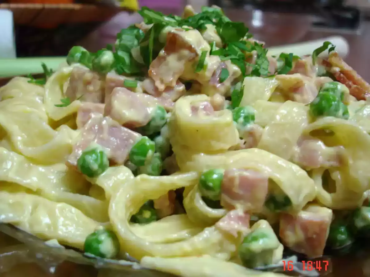 Tagliatelle ''carbonara''cu sunca si mazare