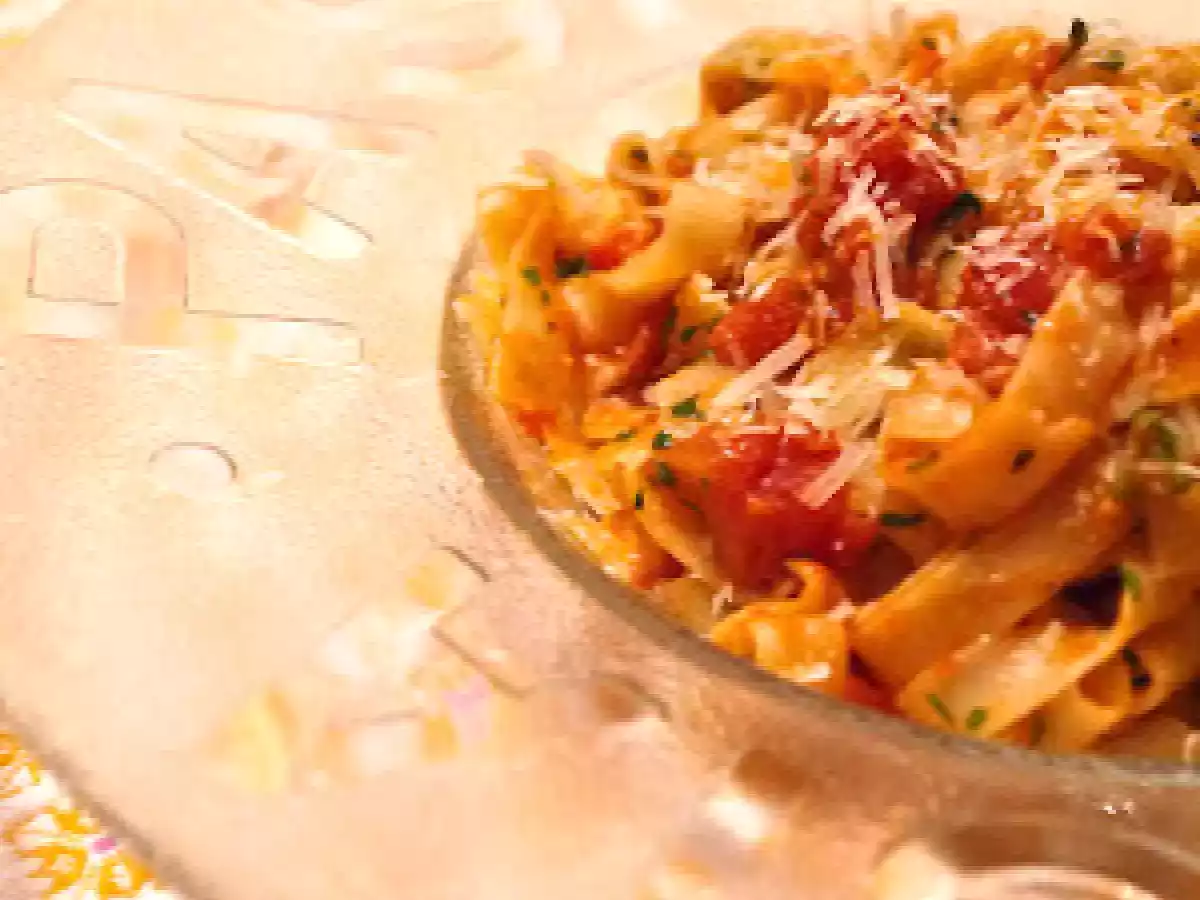 Tagliatelle con pomodoro e basilico