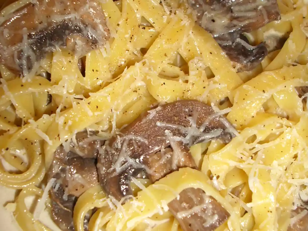 Tagliatelle cu ciuperci si smantana