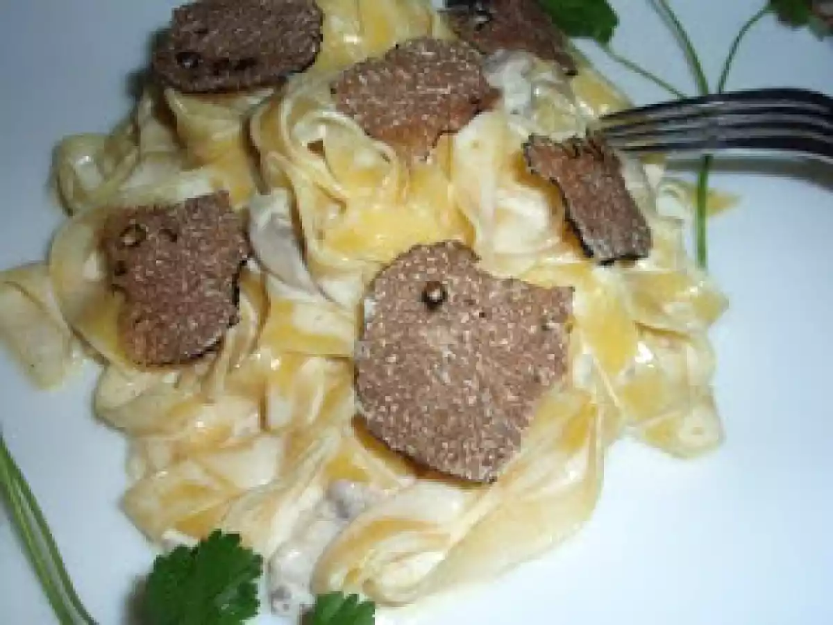 Tagliatelle cu sos cremos de ciuperci si trufe negre
