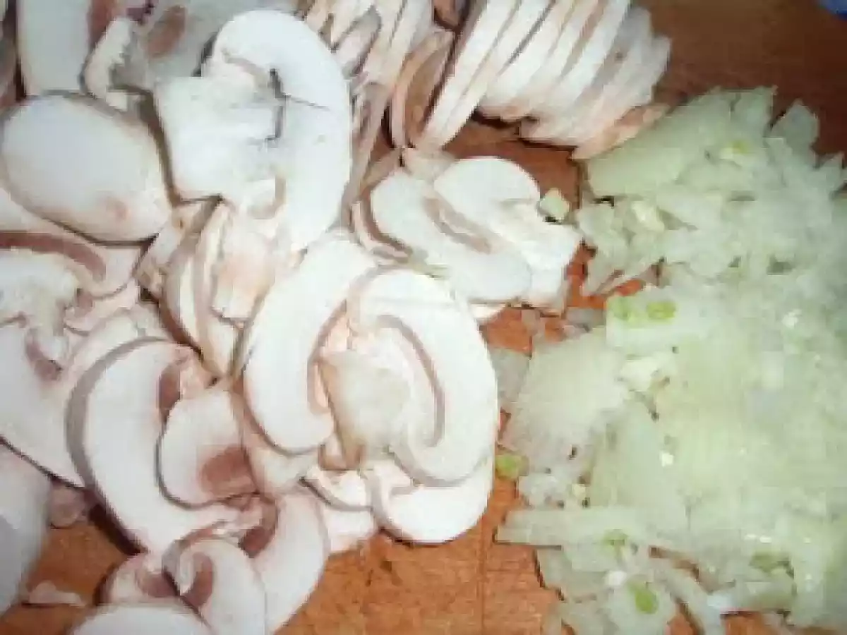 Tagliatelle cu sos cremos de ciuperci si trufe negre - poza 2