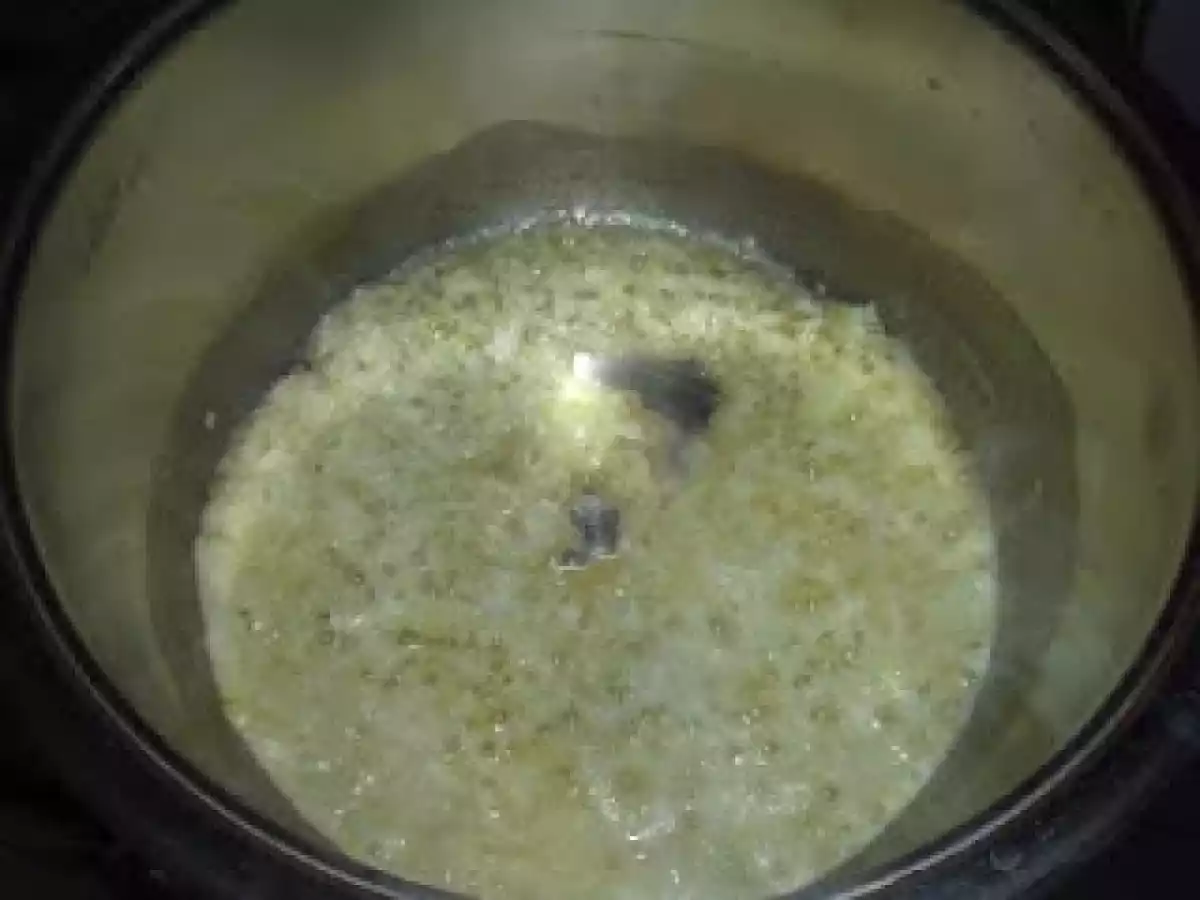 Tagliatelle cu sos cremos de ciuperci si trufe negre - poza 4