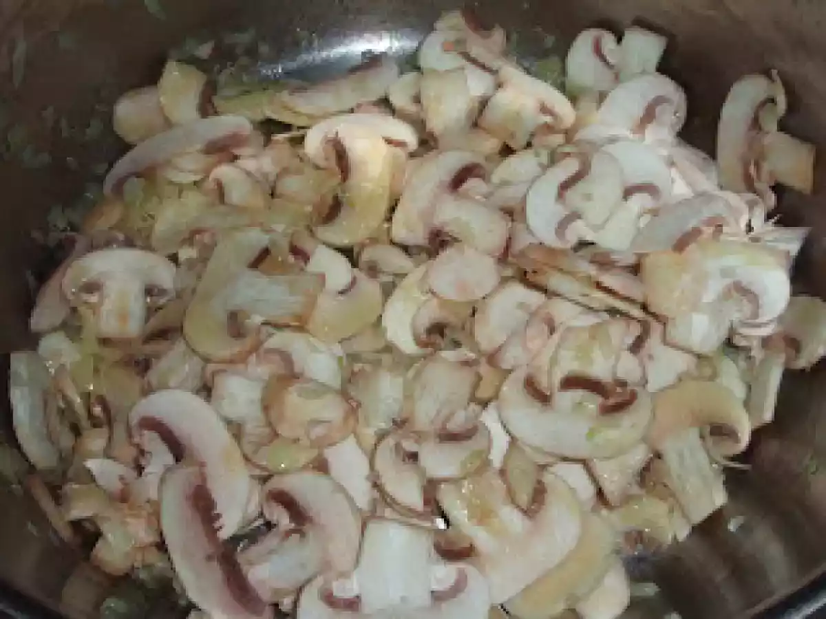 Tagliatelle cu sos cremos de ciuperci si trufe negre - poza 5