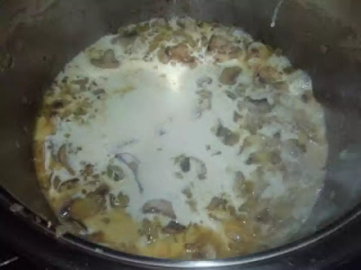 Tagliatelle cu sos cremos de ciuperci si trufe negre - poza 6