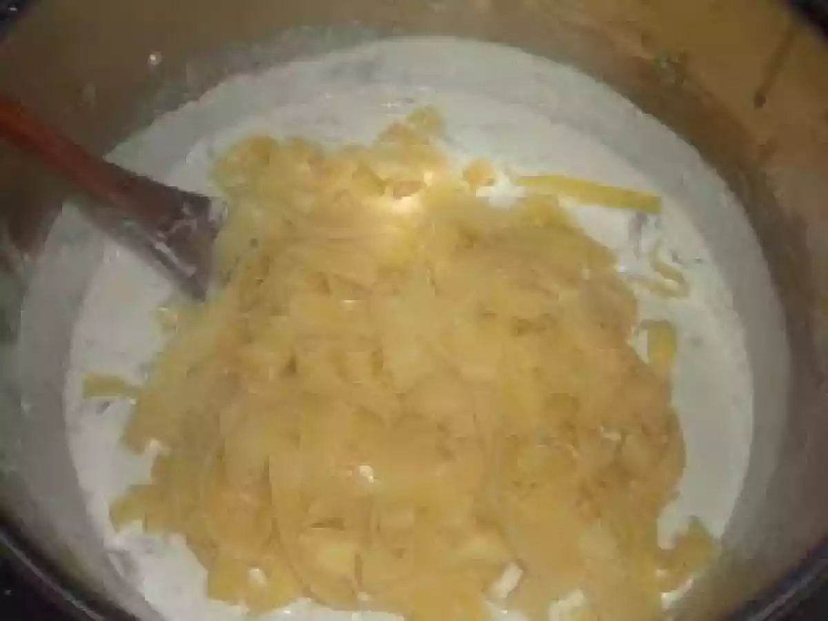 Tagliatelle cu sos cremos de ciuperci si trufe negre - poza 8