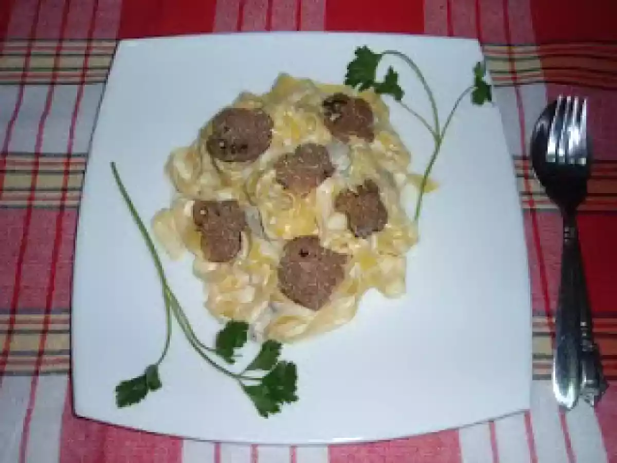 Tagliatelle cu sos cremos de ciuperci si trufe negre - poza 10