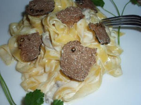 Tagliatelle cu sos cremos de ciuperci si trufe negre