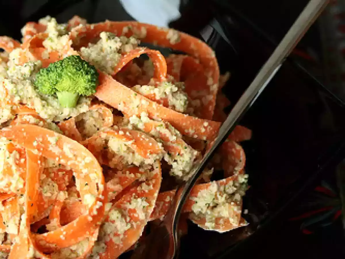 Tagliatelle de morcovi cu sos de usturoi si broccoli