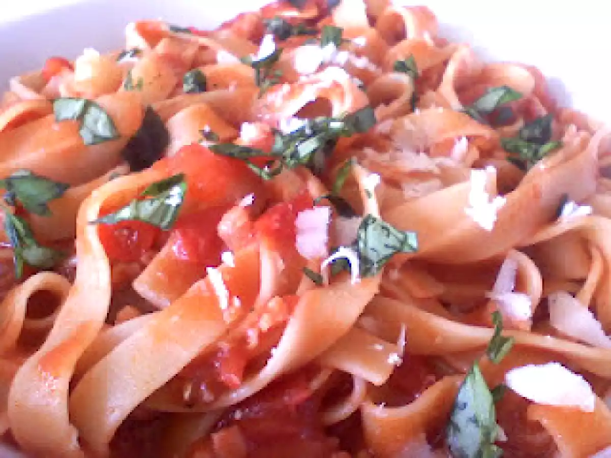 Tagliatelle picante cu bacon, usturoi si parmesan