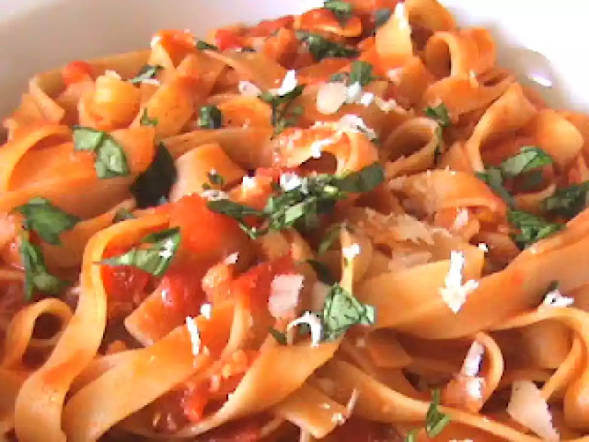 Tagliatelle picante cu bacon, usturoi si parmesan - poza 3