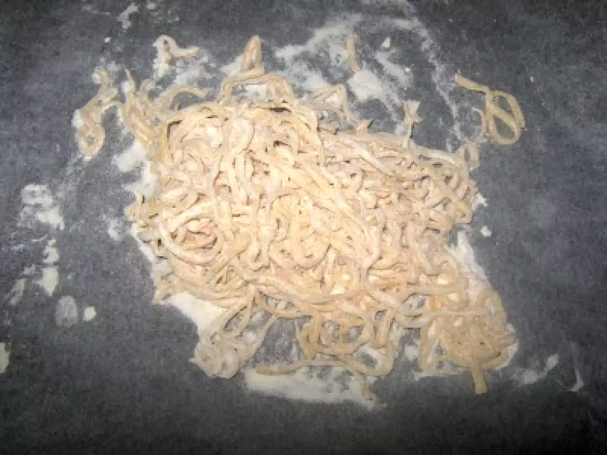 Taietei de casa la masina de facut paste