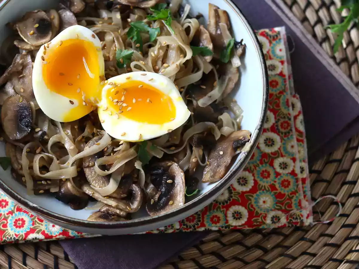 Tăiței de orez cu ciuperci și ou fiert moale - poza 2