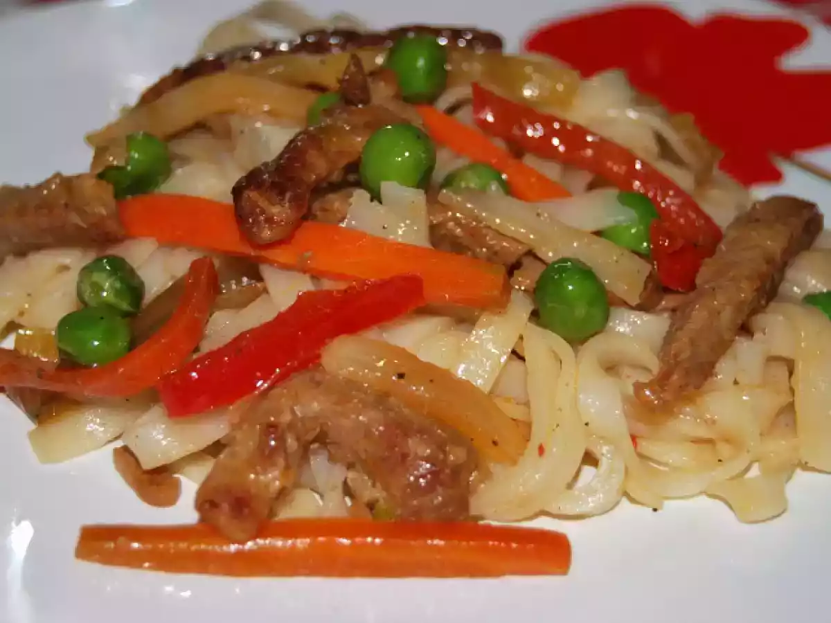 Taitei de orez cu muschiulet de porc