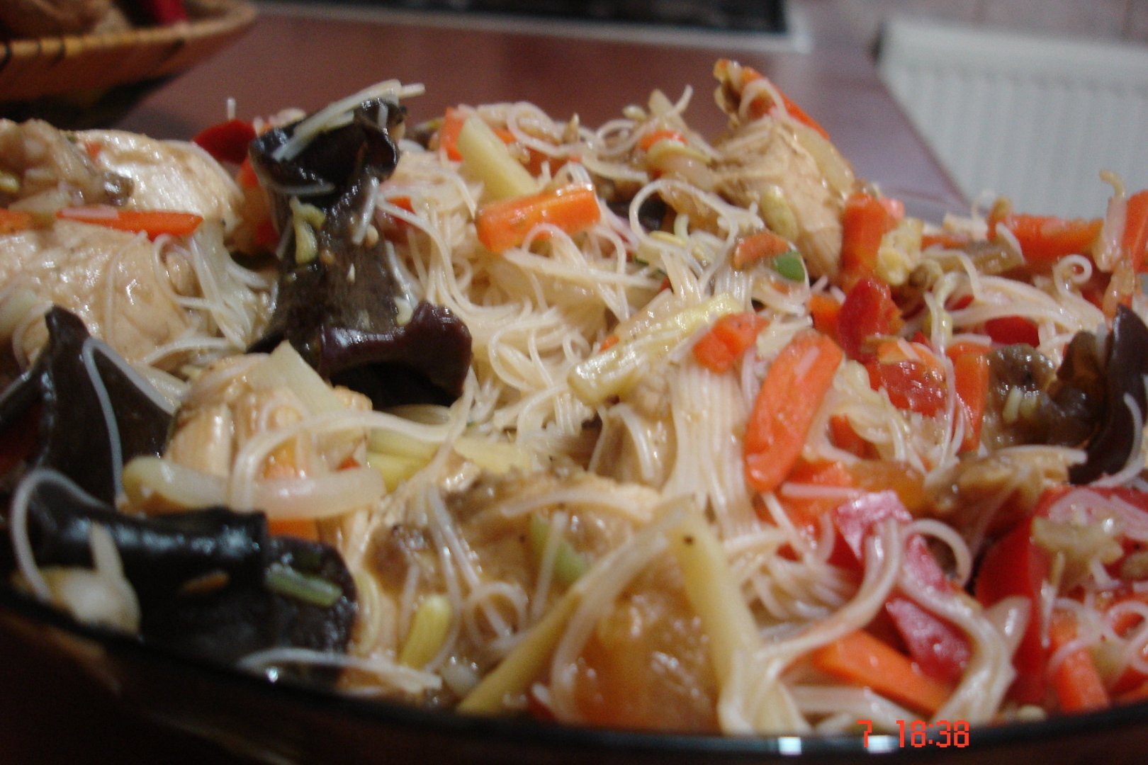 Taitei de orez cu pui si legume Rețetă Petitchef