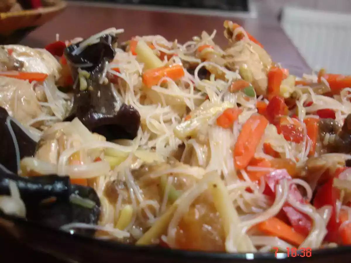 Taitei de orez cu pui si legume